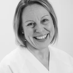 En kvinne som smiler til kameraet