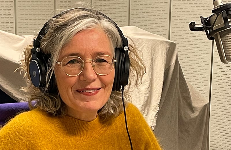 En kvinne med hodetelefoner