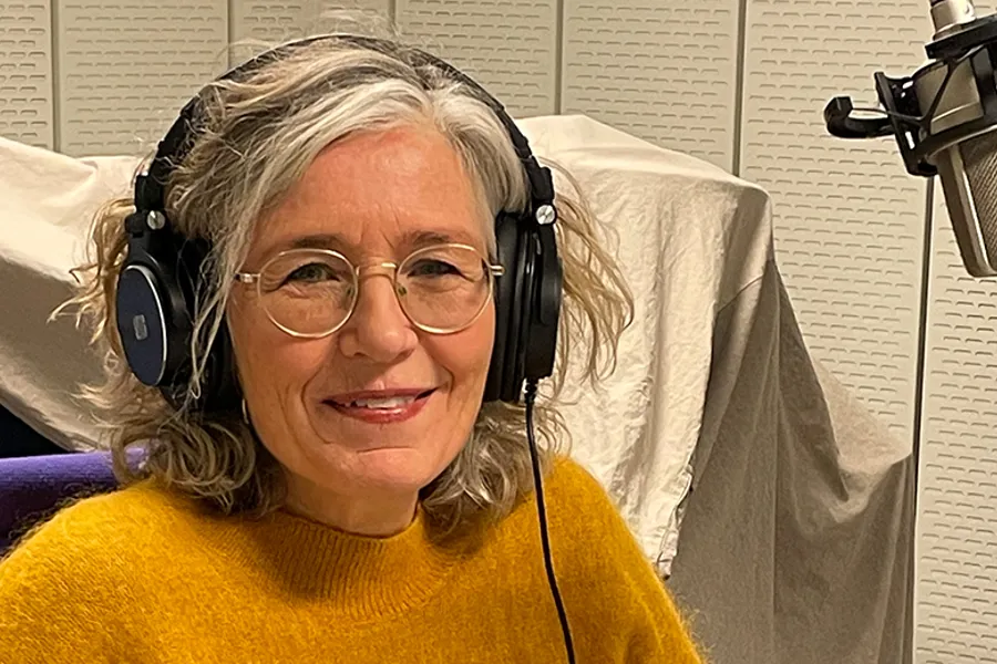 En kvinne med hodetelefoner
