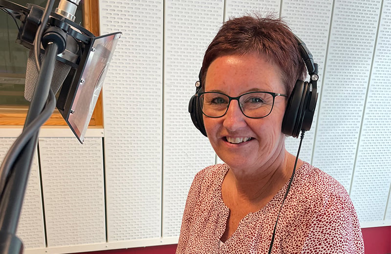 En person med hodetelefoner
