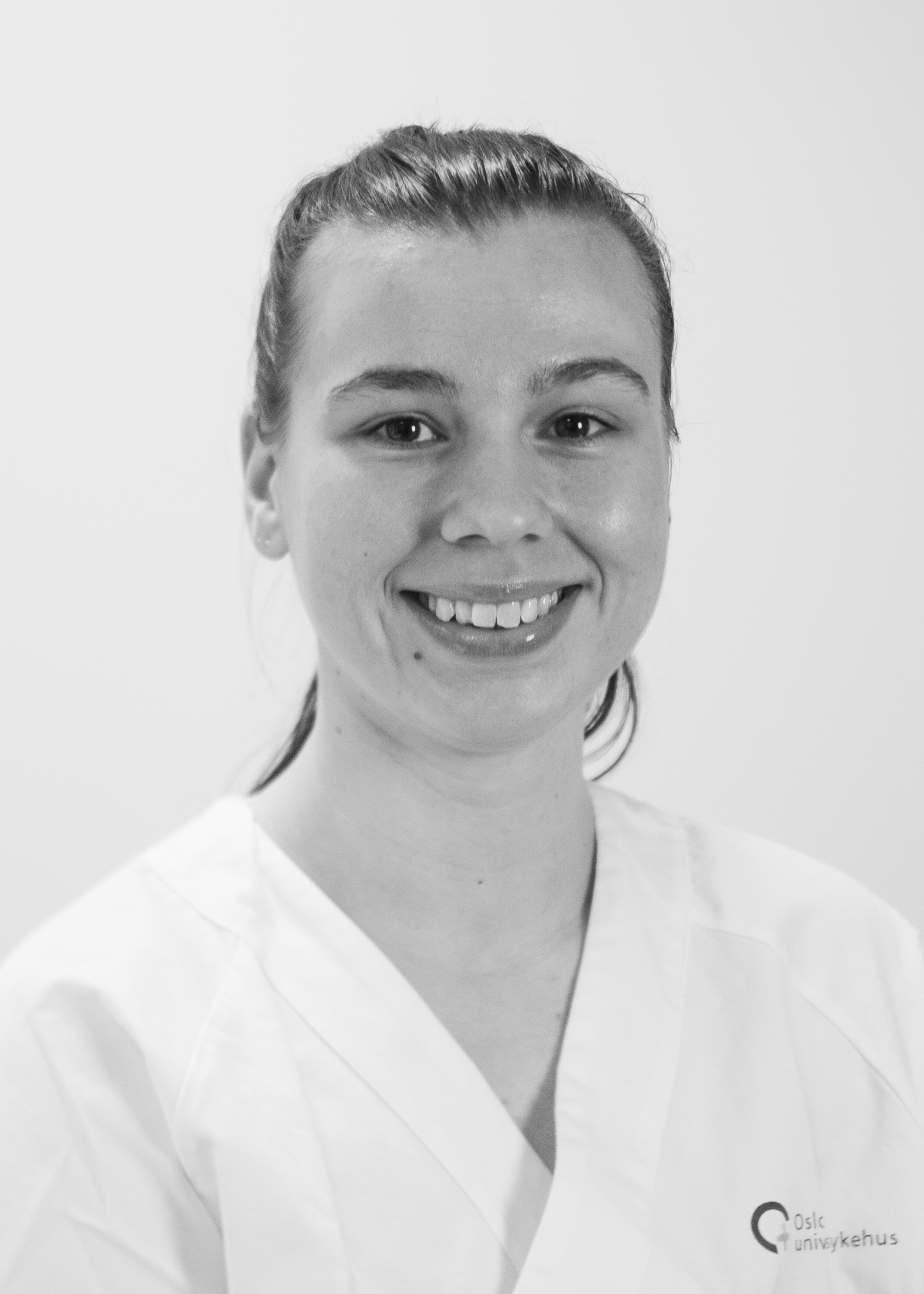 En mann som smiler til kameraet