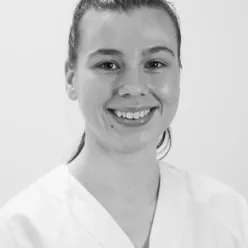 En mann som smiler til kameraet