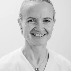 Et nærbilde av en mann som smiler