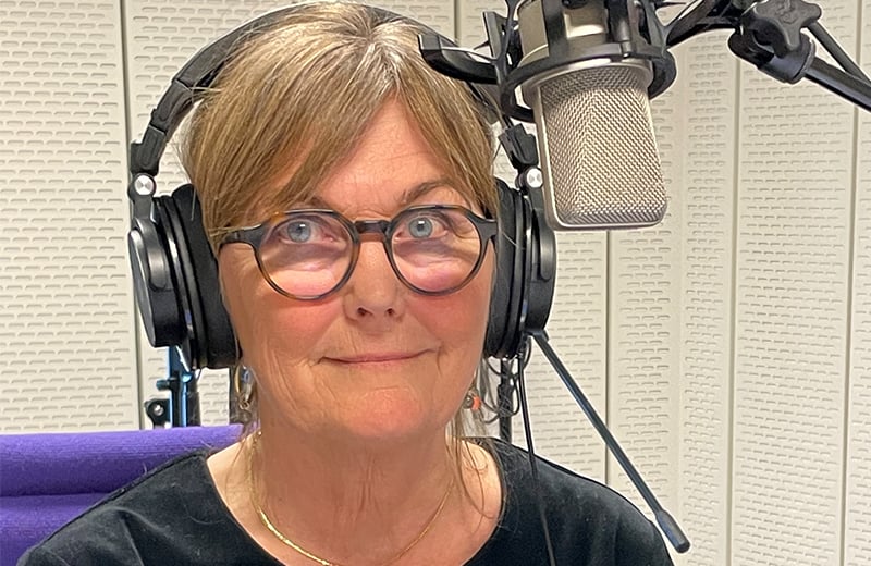 En person med hodetelefoner