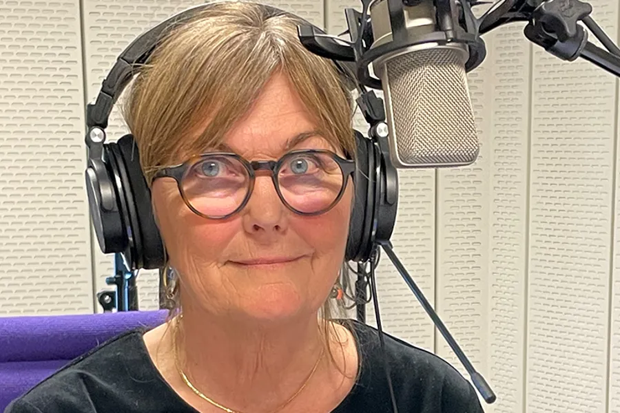 En person med hodetelefoner