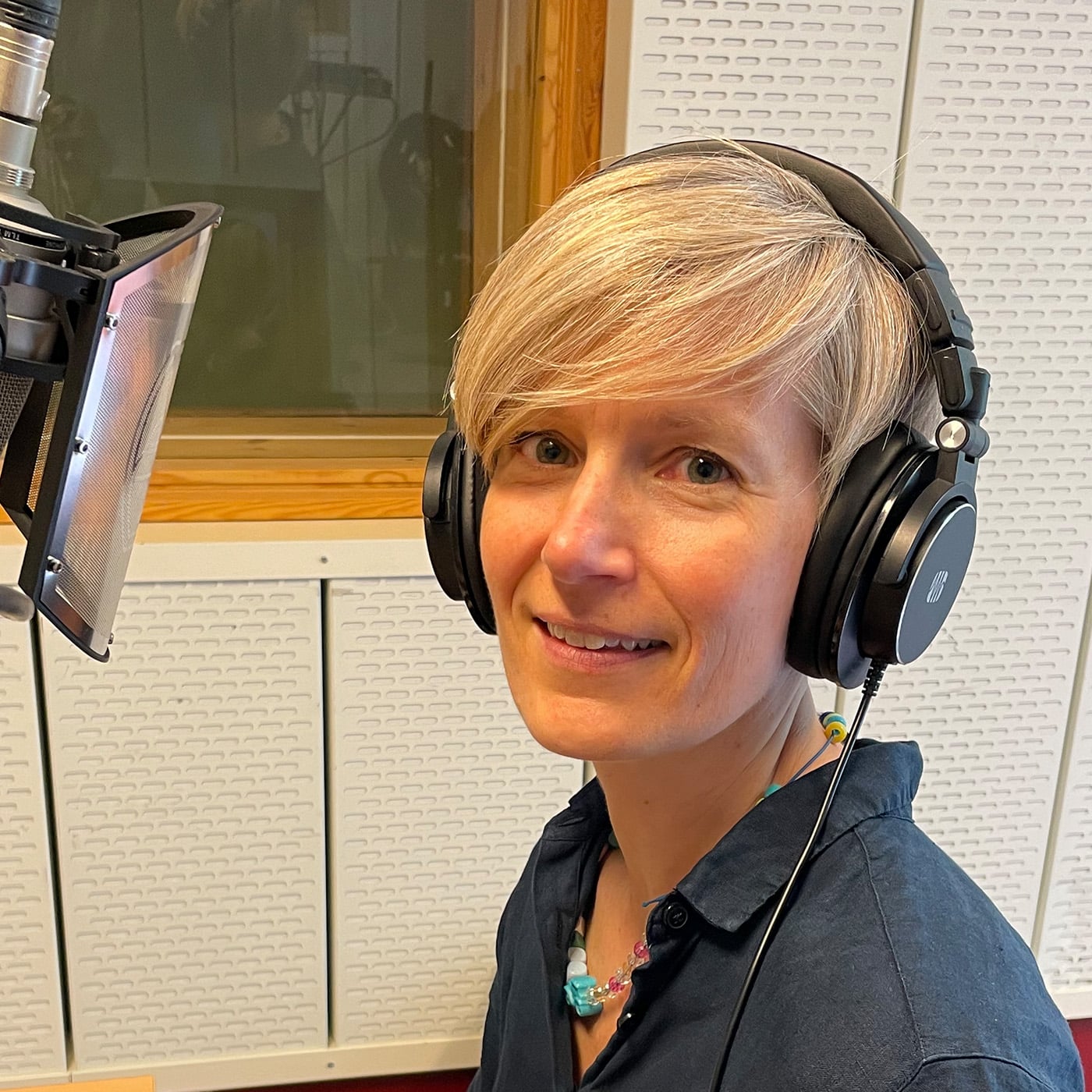 En kvinne med hodetelefoner