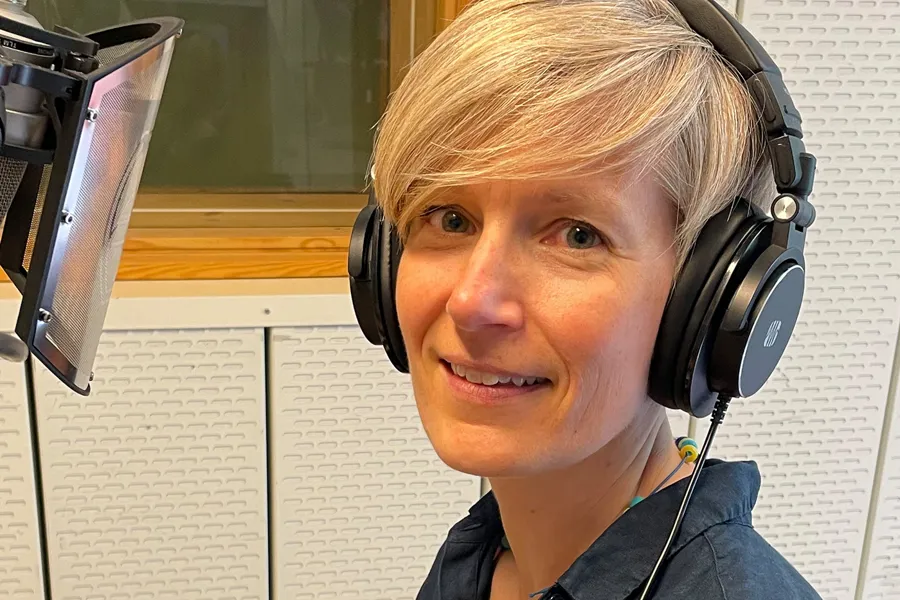 En kvinne med hodetelefoner
