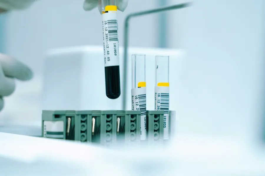 En person som bruker en sprøyte