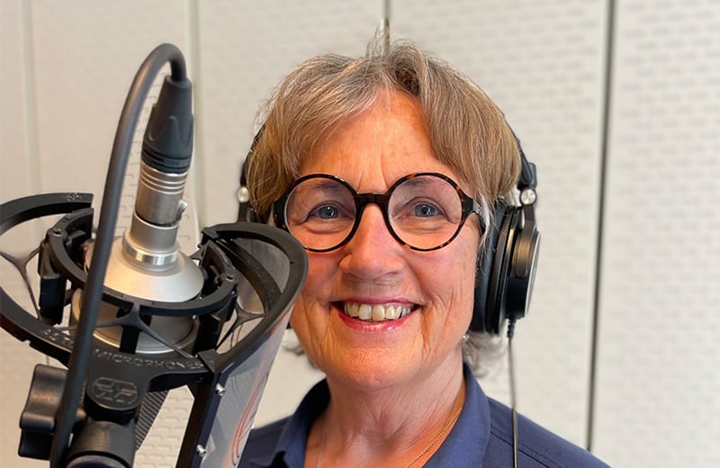En person med briller og hodetelefoner
