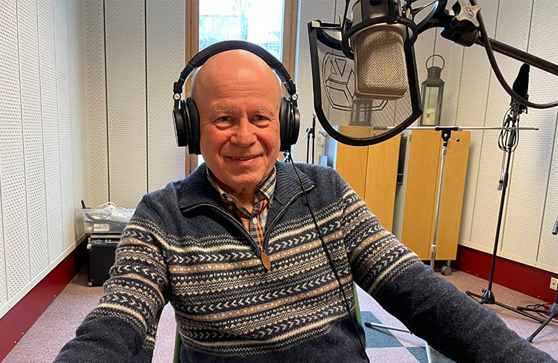 En mann med hodetelefoner