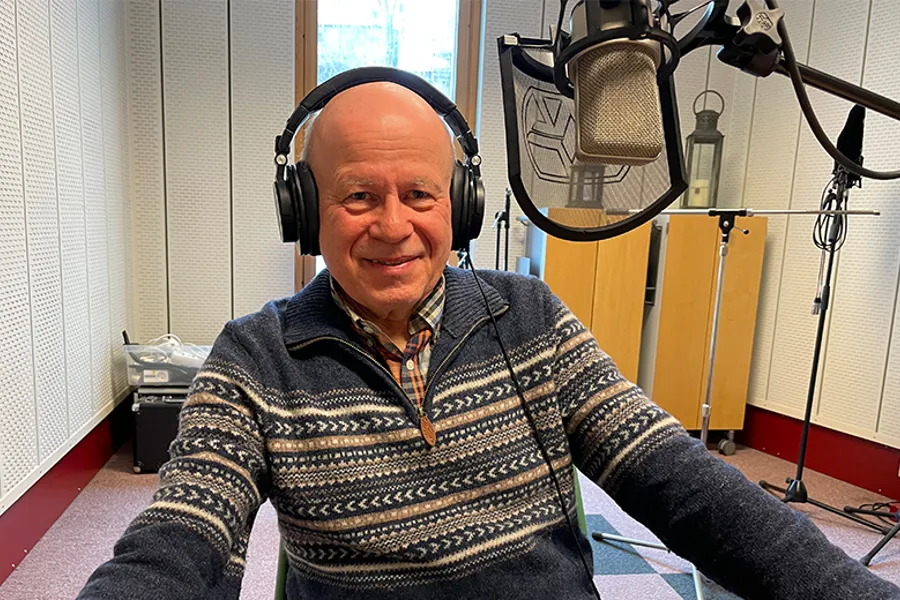 En mann med hodetelefoner