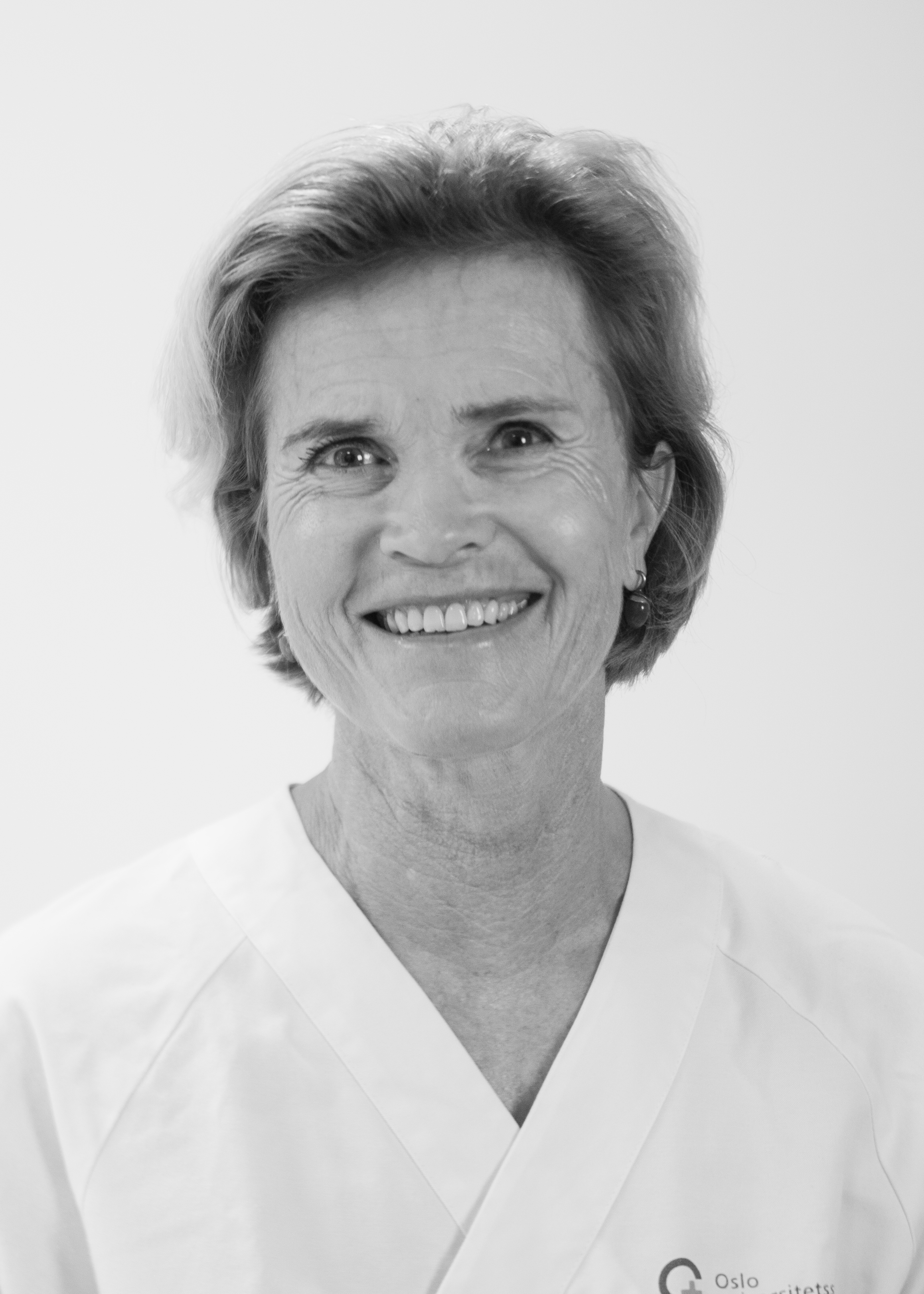 En mann som smiler til kameraet