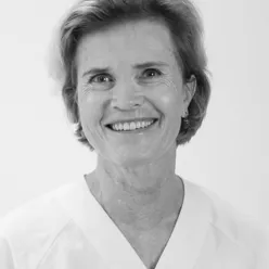 En mann som smiler til kameraet