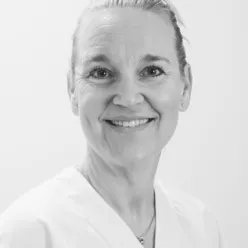 Et nærbilde av en mann som smiler
