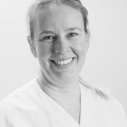 Et nærbilde av en person som smiler