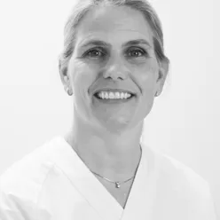 En mann som smiler til kameraet