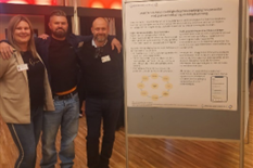 En gruppe mennesker som står ved siden av en tavle