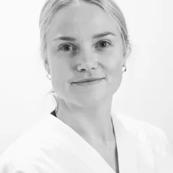 En person med kort hår