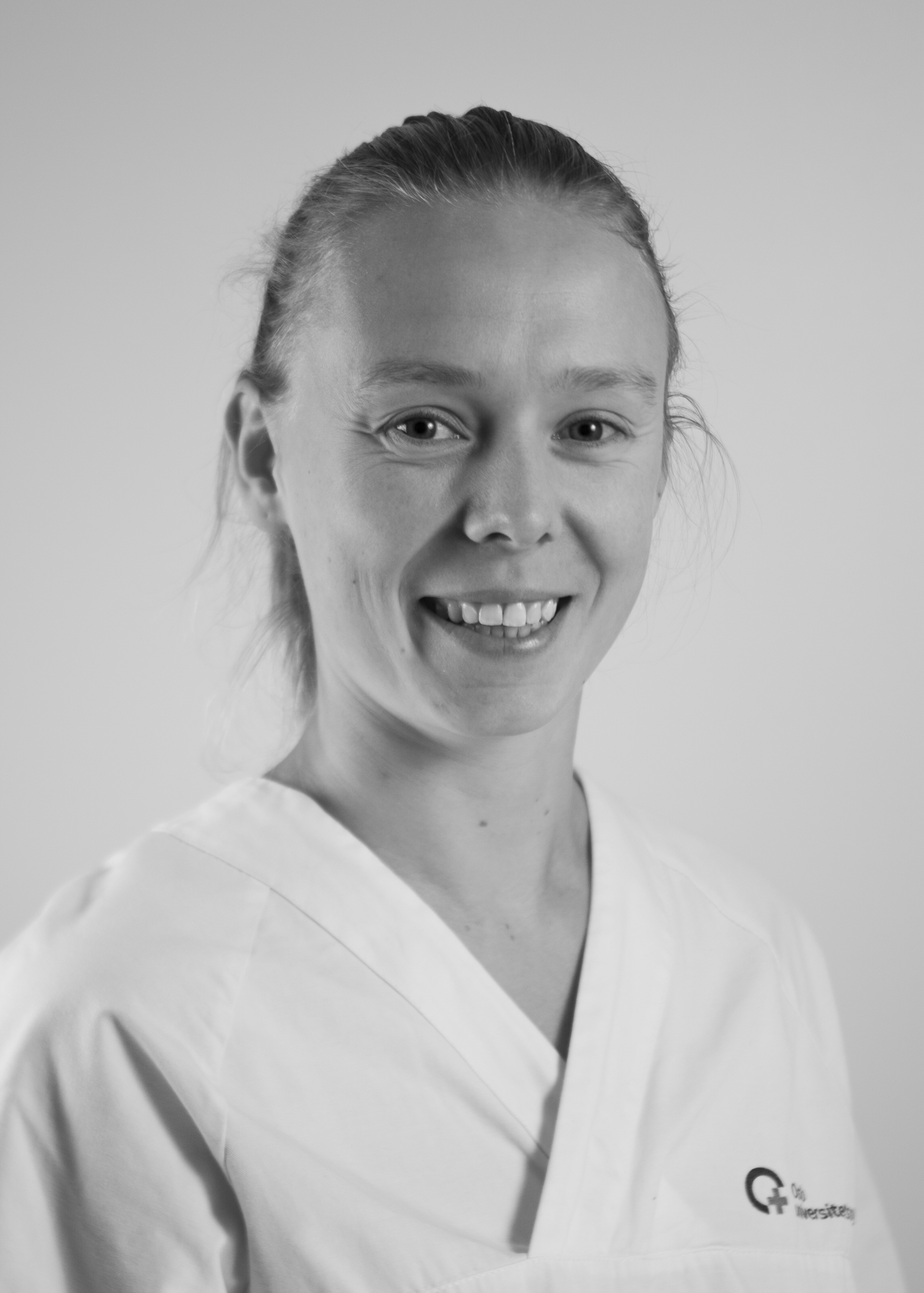 En person som smiler til kameraet