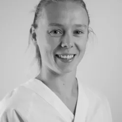 En person som smiler til kameraet