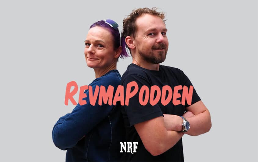 En mann og en kvinne som poserer for et bilde