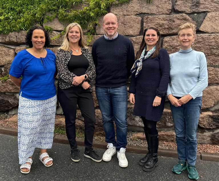 En gruppe mennesker som poserer for et bilde