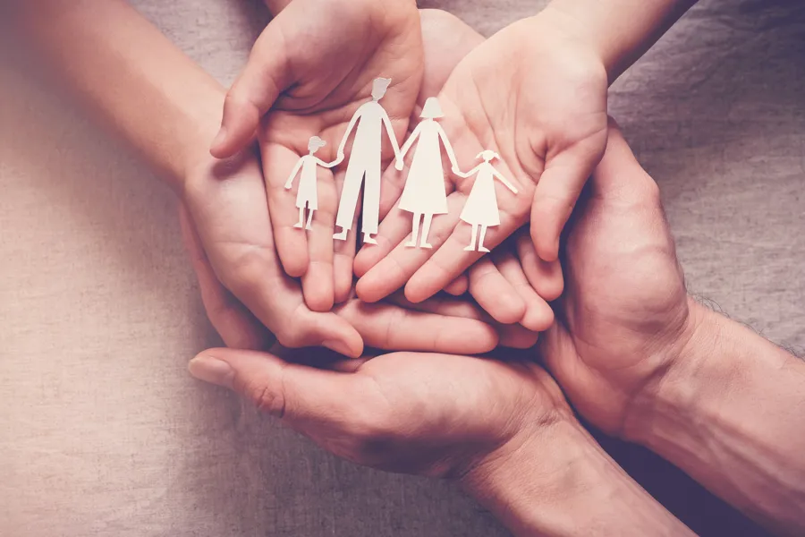 Familie som holder hender