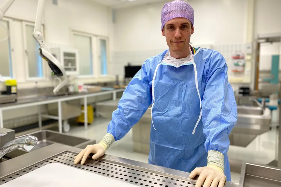 En person i laboratoriefrakk
