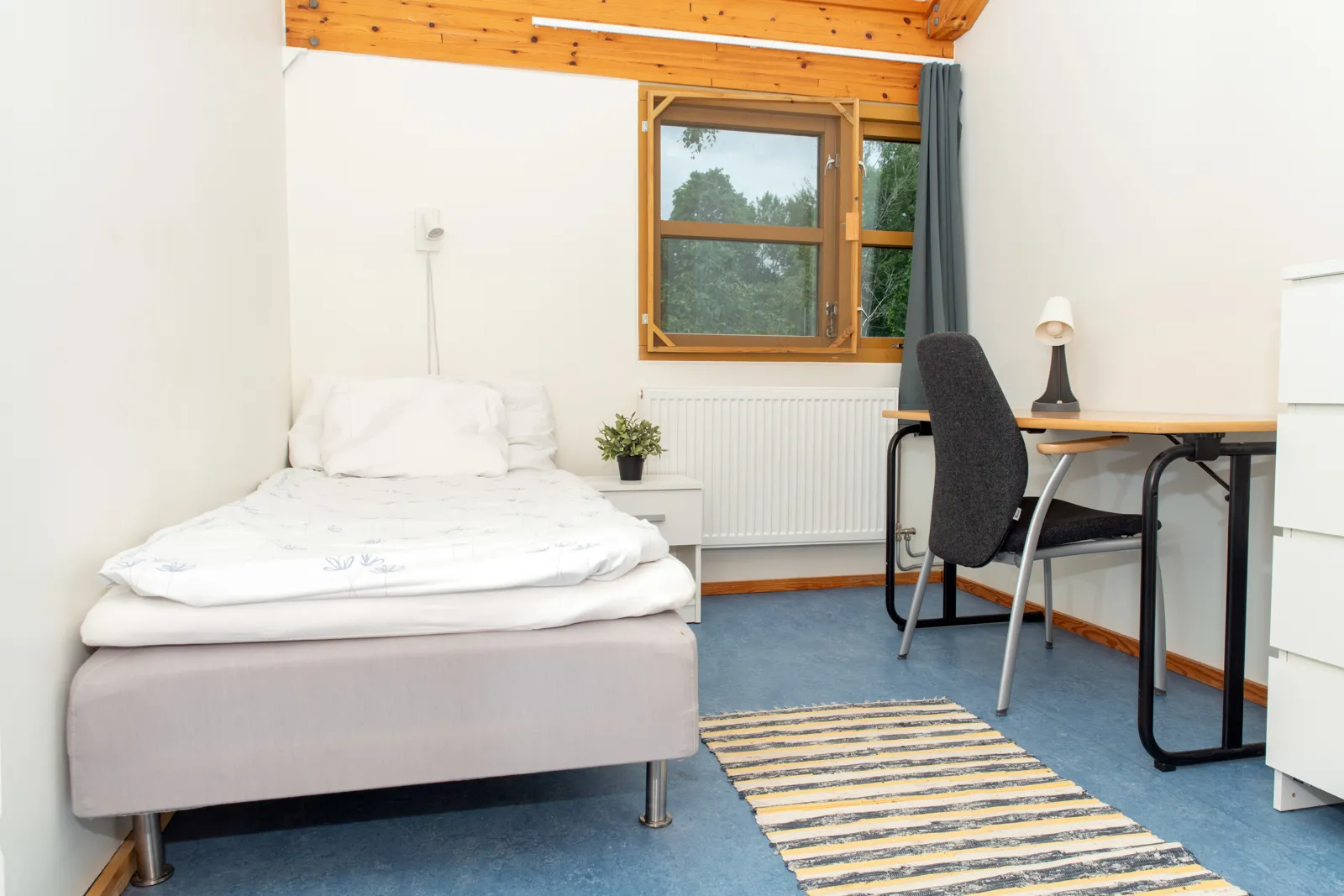 Pasientrom med seng og skrivebord