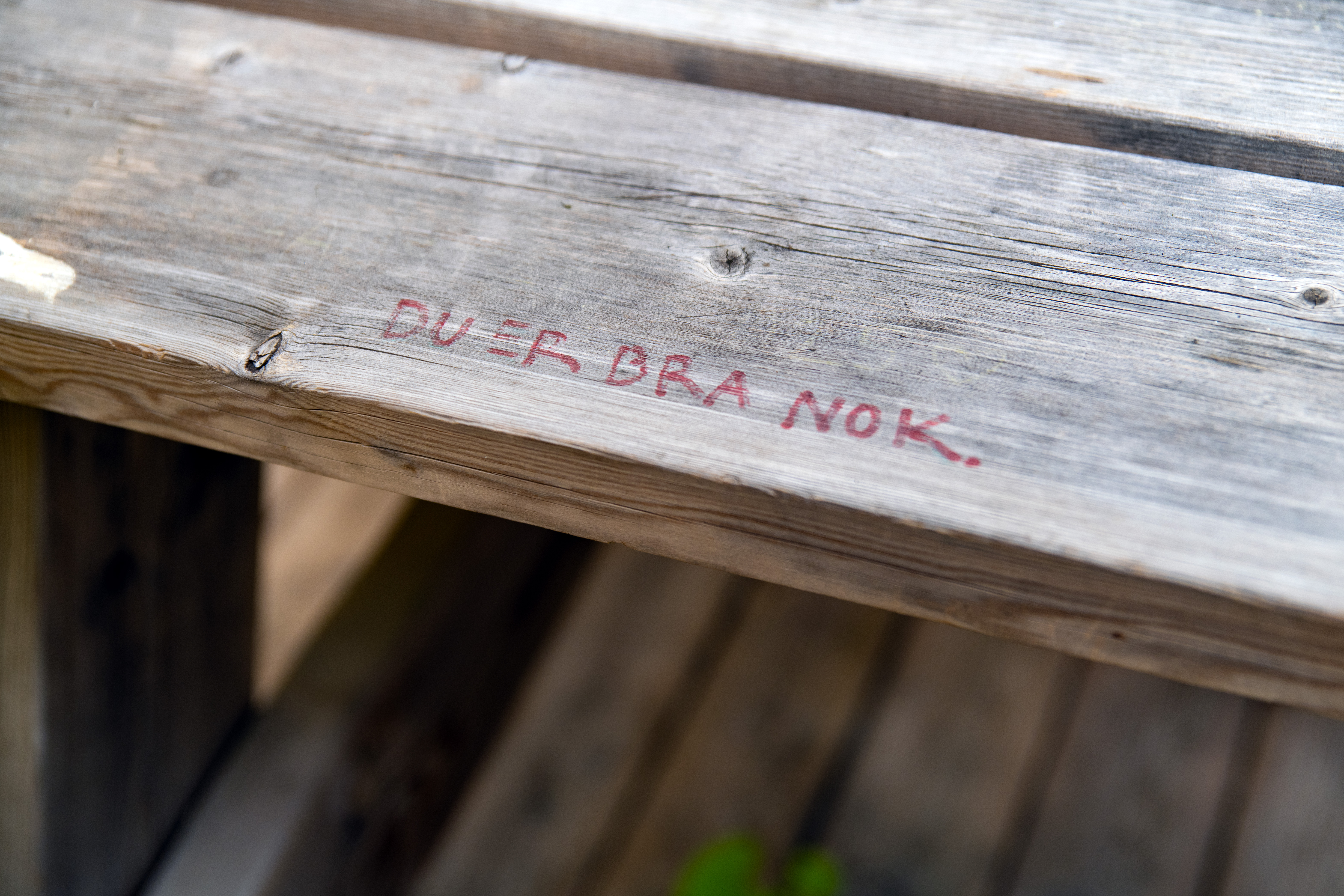 "Du er bra nok" skrevet på benk