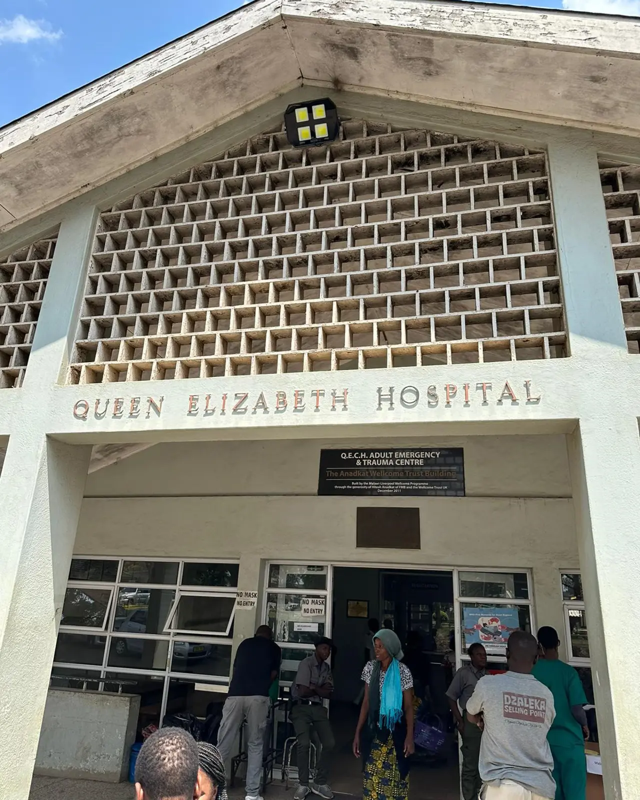 Personer utenfor en bygning