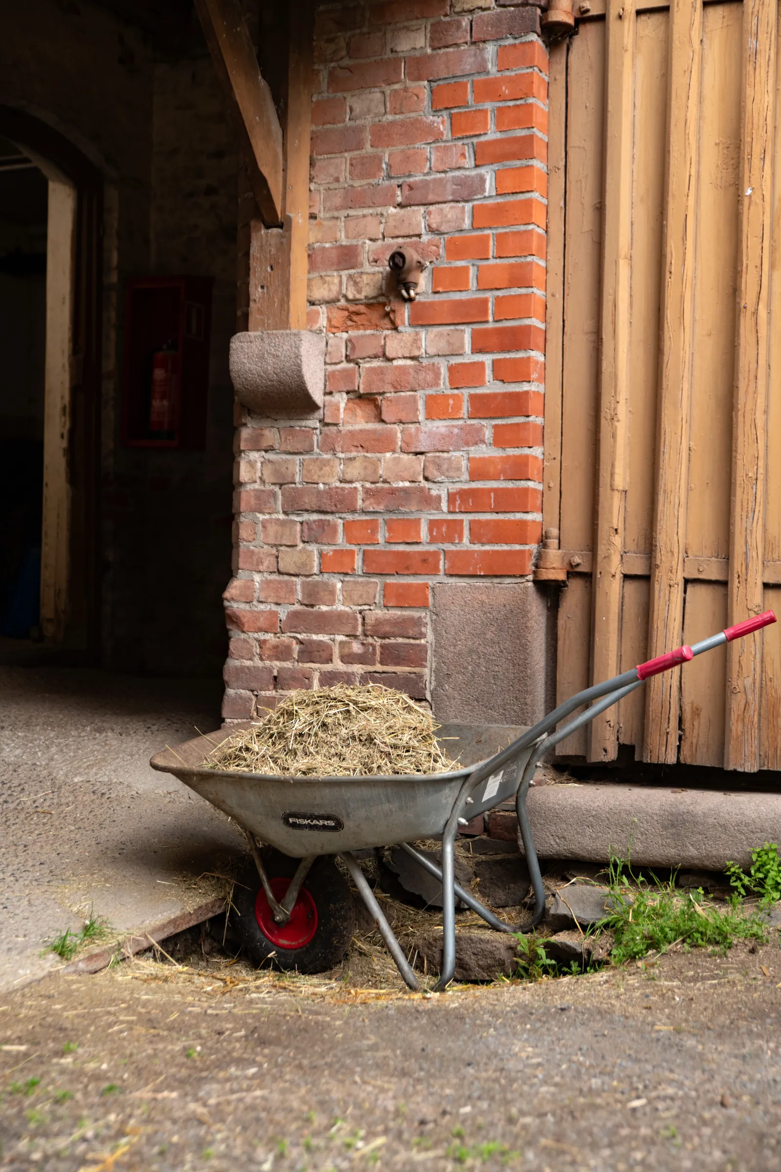 Trillebår utenfor stallen