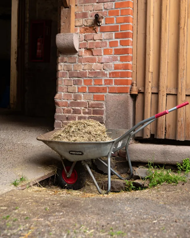 Trillebår utenfor stallen
