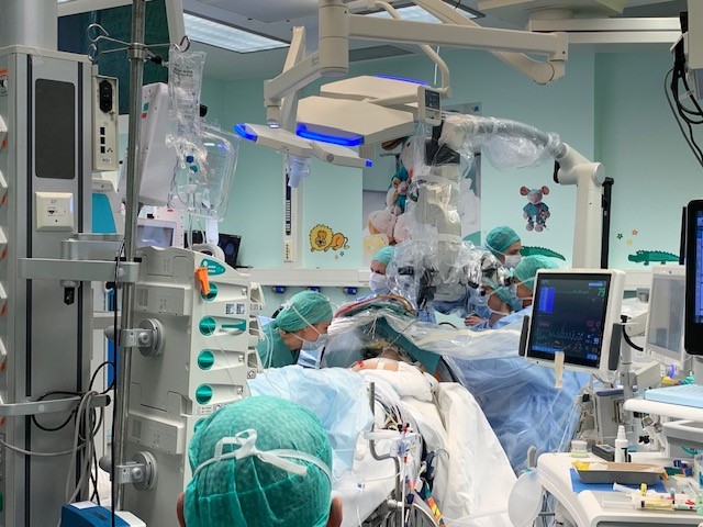 Nevropsykolog Guro Minken mens hun prater med et barn i en våken fase av epilepsioperasjonen.