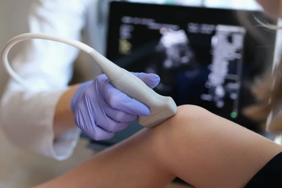 En person som holder en hvit snor