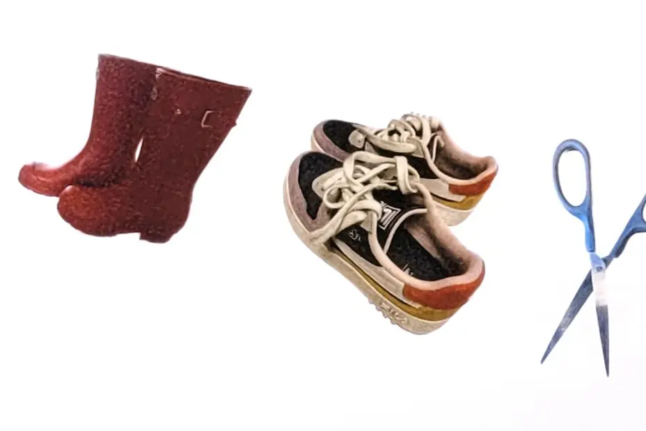 Bildet viser en side i en undersøkelsesprotokoll: et par støvler, et par sko og en saks.