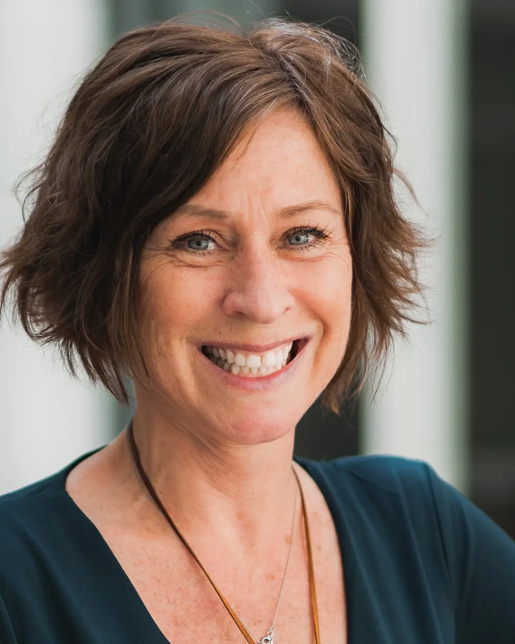 Et nærbilde av en smilende person