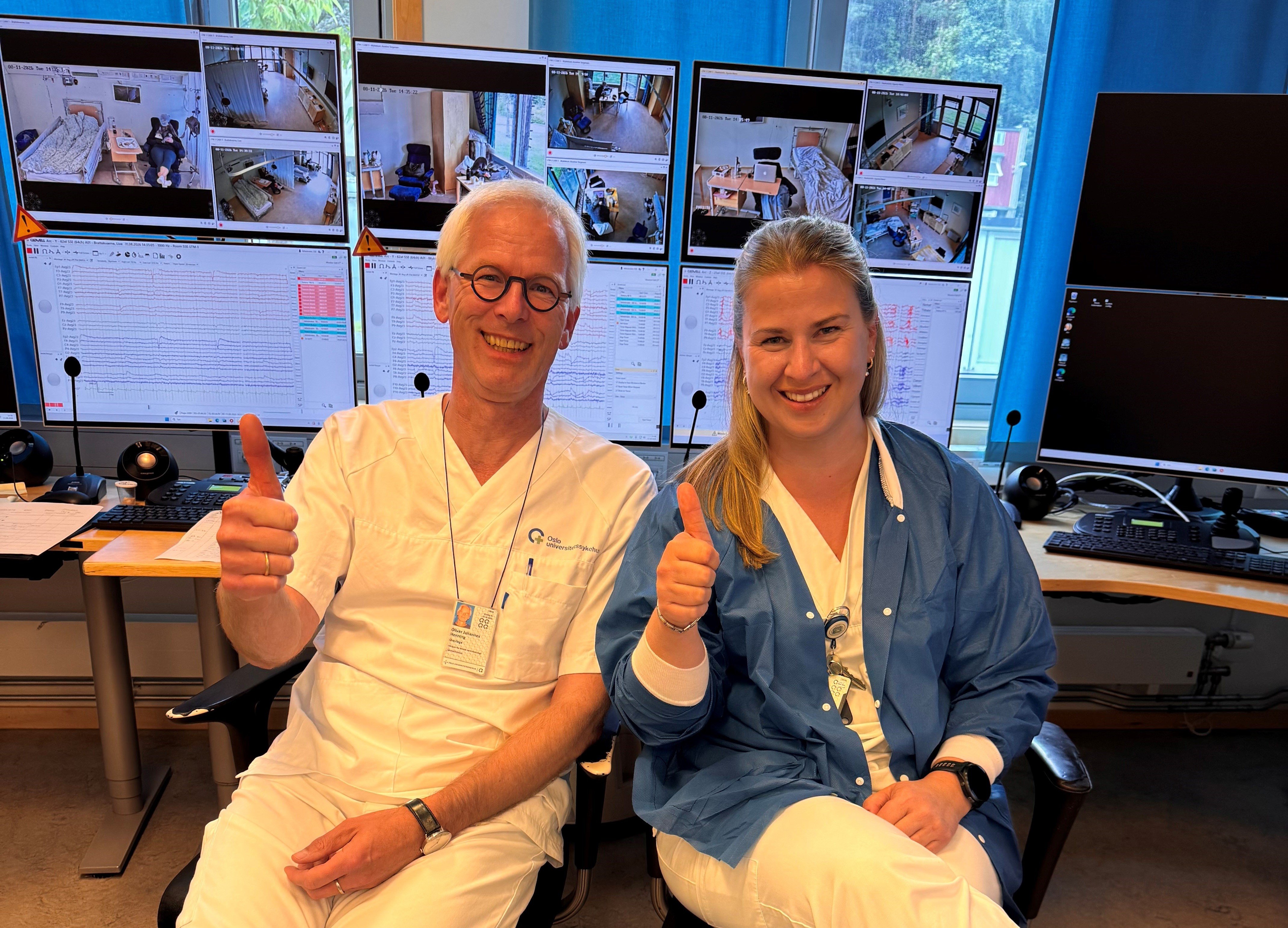 En mann og en kvinne som sitter foran en datamaskin