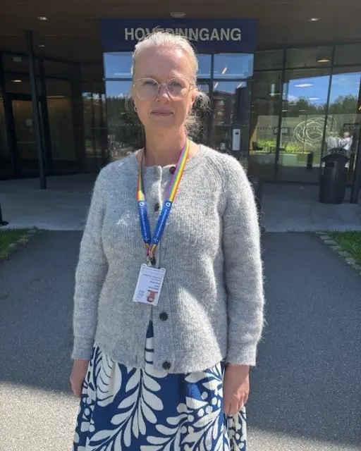 En kvinne med briller og snor