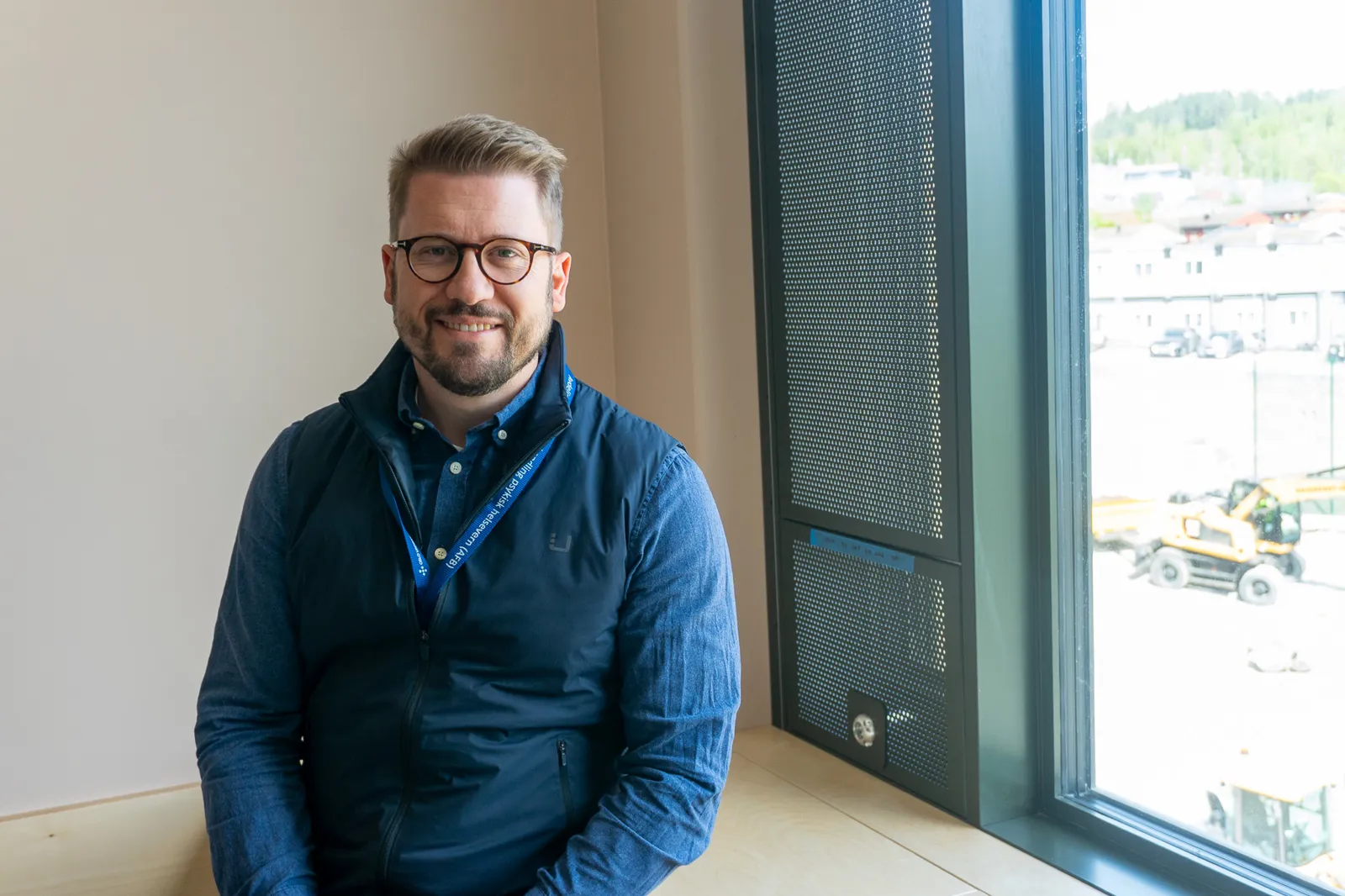En mann som står foran et vindu
