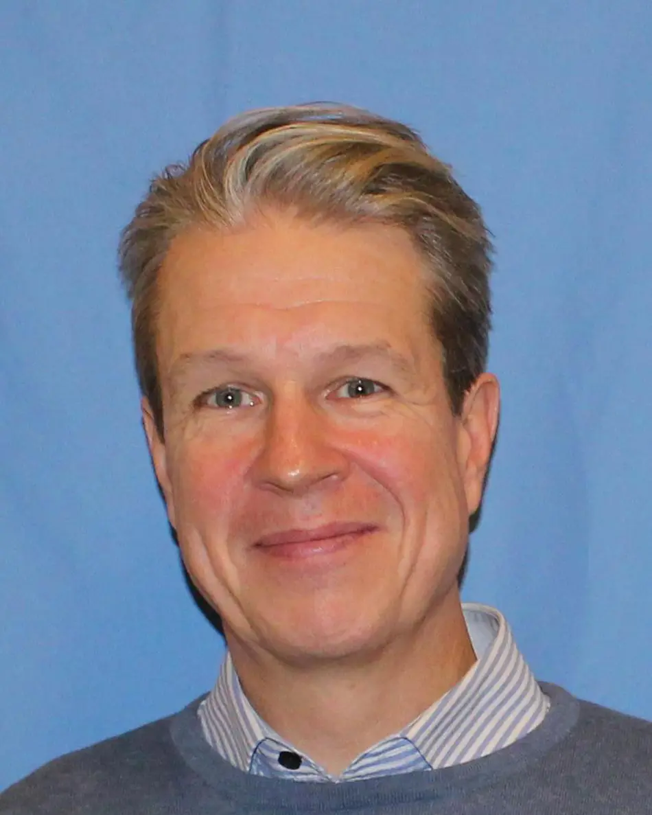 En mann med blondt hår