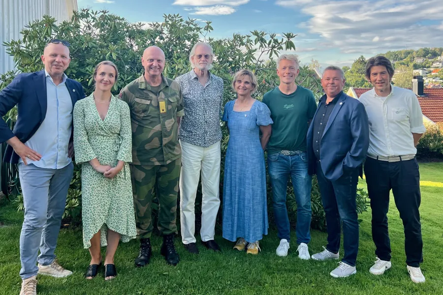 En gruppe mennesker som poserer for et bilde