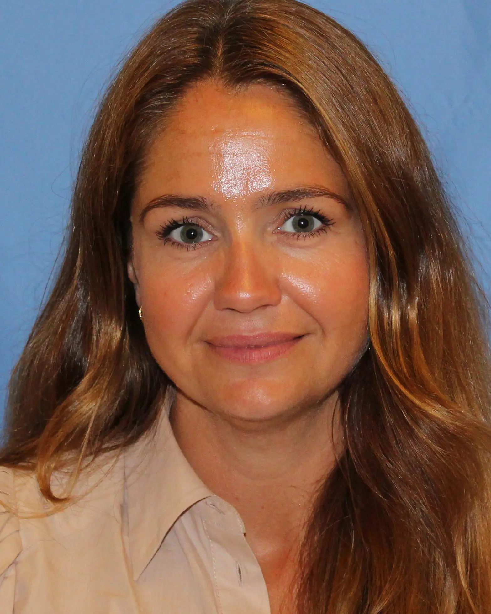 En kvinne med langt hår