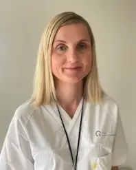 En kvinne iført en hvit frakk