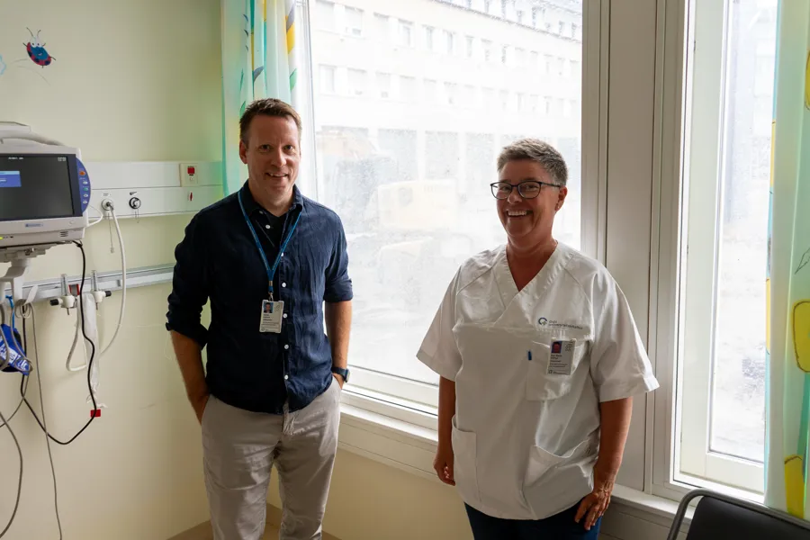 Et par menn som poserer for kameraet