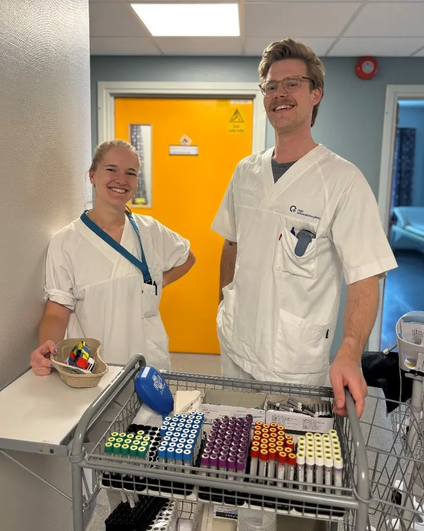 En mann og en kvinne på et kjøkken