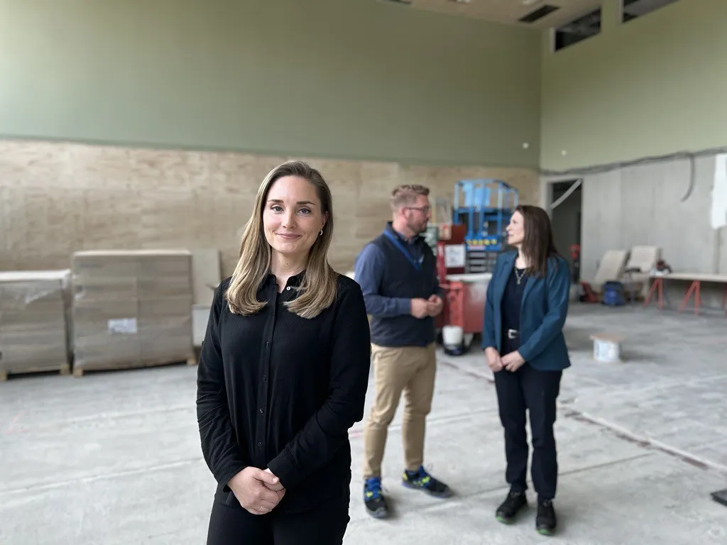 En gruppe mennesker som står i et rom