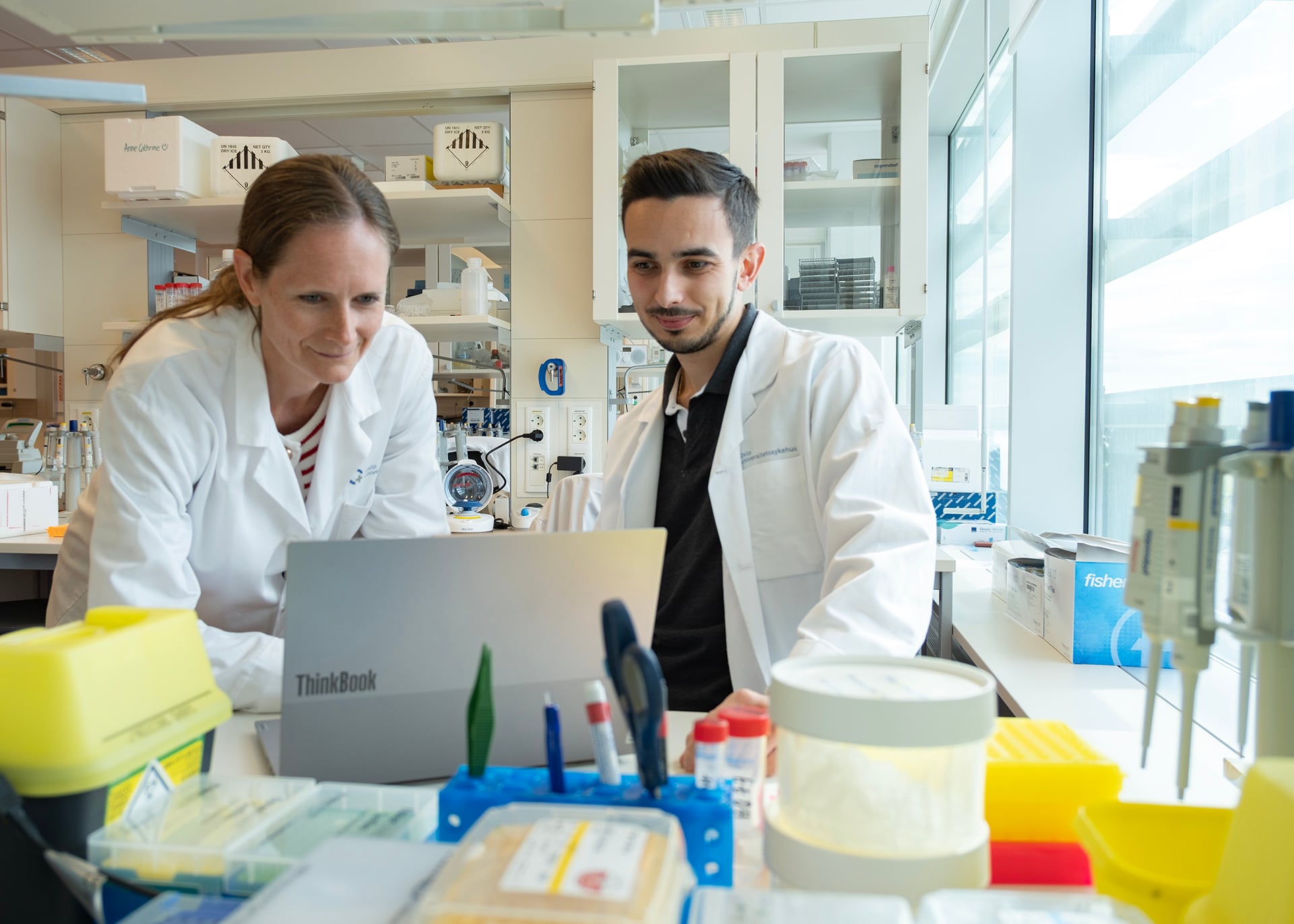 En mann og en kvinne i et laboratorium
