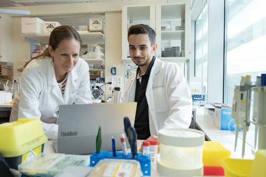 En mann og en kvinne i et laboratorium