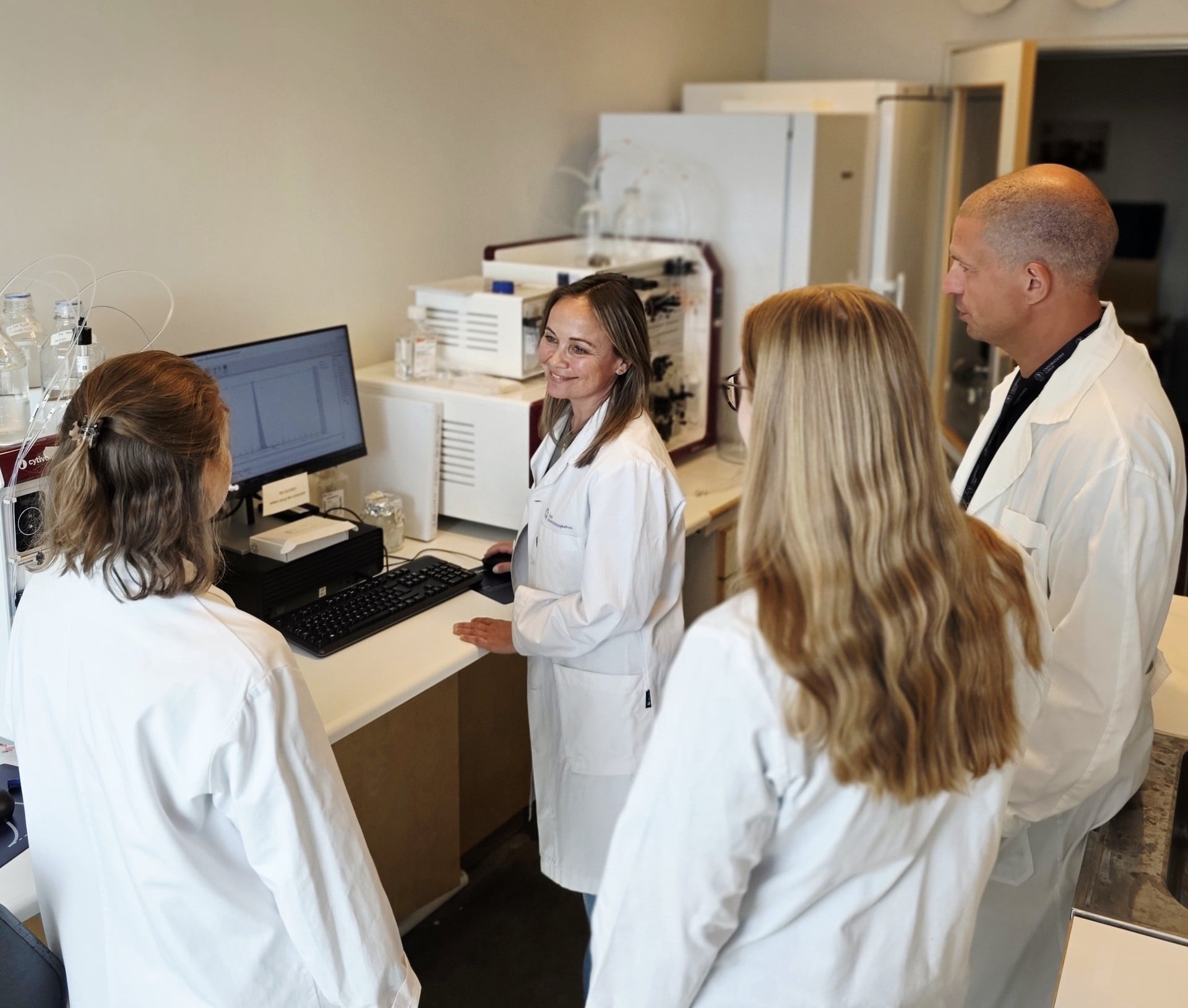 En gruppe mennesker i et laboratorium